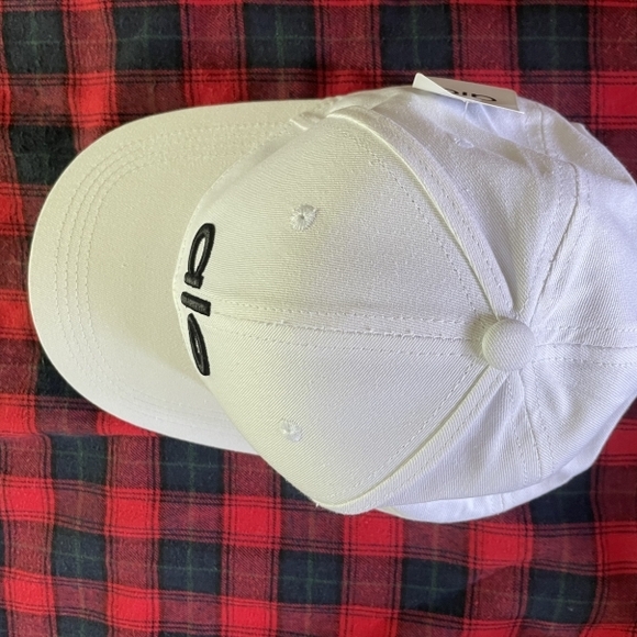 ALO Yoga White Cap with Black Logo - Picture 4 of 5